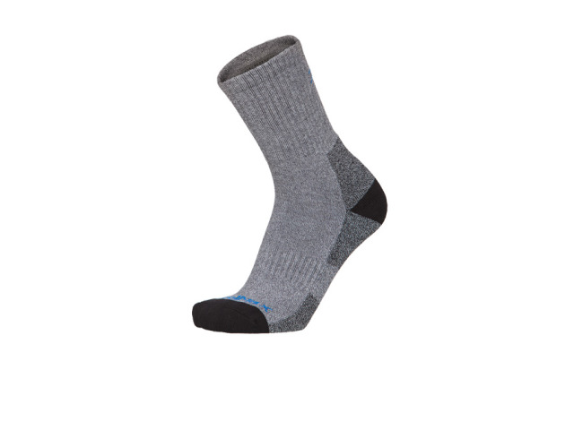 Najpredávanejšie turistické ZAJO ponožky. Vysoko priedušné ponožky vyrobené z vlákna Coolmax® poslúžia na bežnú turistiku a mierne náročné outdoorové aktivity. Vďaka chladivému efektu a dobrým termoregulačným vlastnostiam tohto materiálu sú vhodné na celoročné nosenie. Výborne odvádzajú vlhkosť a mimoriadne rýchlo schnú. Vďaka antibakteriálnej úprave sú odolné voči pachom a plesniam. Majú mierne spevnenú chodidlovú časť pre lepší pohyb a stabilitu. Ľahko sa udržiavajú a ani po dlhodobom používaní nemenia tvar a neodierajú sa. Skrátka, ponožky pre pohodlie vašich nôh pri aktívnom športe a turistike.