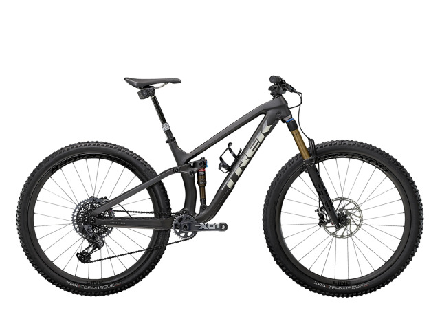 Fuel EX 9.9 je karbónový bicykel, ktorý vďaka špičkovému odpruženiu a najnovšiemu bezdrôtovému radeniu SRAM X01 Eagle AXS štýlovo pokorí akýkoľvek trail.