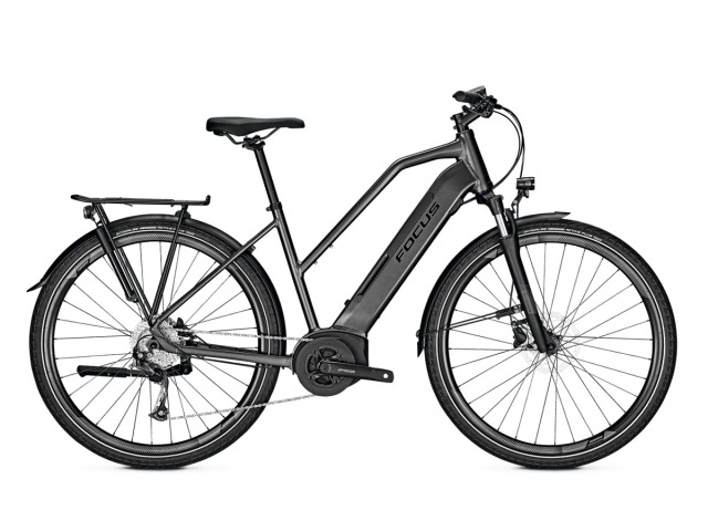 Focus PLANET² 5.7 2021 je bicykel, ktorý si vás získa svojou pohodlnou jazdou, vo všetkých typoch terénov. Tento bicykel je vybavený kvalitným osvetlením vpredu aj vzadu, tak že sa nemusíte báť ani nočnej jazdy. So svojou výbornou ovládateľnosťou sa hodí aj na mestské uličky.