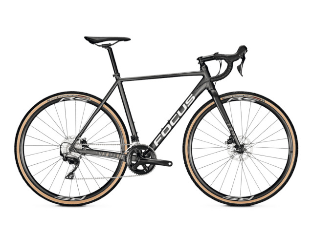 Focus MARES 6.9 je cyklokrosový bicykel s hliníkovým rámom a karbónovou vidlicou, na ktorý sa dá spoľahnúť aj v tých najextrémnejších cyklokrosových podmienkach. Pretekovo orientovaná geometria rámu a perfektné vybalansované vlastnosti rýchlosti, obratnosti a tuhosti napovedajú, že tento bicykel je schopný všetkého. Schválený UCI organizáciu.