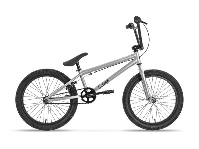 Obľúbený freestylový bicykel vhodný pre mládež a začínajúcich profi jazdcov. Model je postavený na kvalitnom pevnom ráme a značkových komponentoch LeadTec a Nexelo. 20" spevnené kolesá sú osadené na plášťoch americkej značky Kenda. Platformové pedále sú súčasťou bicykla. Možnosť osadenia pegov. Začiatky s BMX neboli nikdy ľahšie.