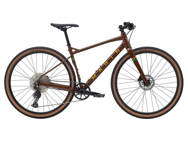 DSX by sa dal jednoducho charakterizovať ako gravel bike horského cyklistu so zvyčajným polohovaním rúk, spoľahlivým radením, veľkými plášťami a výbornou kontrolou bicykla v teréne a stabilitou v klesaniach. Inšpirovaný horskými bicyklami vedú Dual Sport bicykle k vysnívaným dobrodružstvám.
