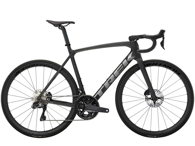 Émonda SLR 7 Disc je ultraľahky aerodynamicky OCLV karbónový bicykel s precíznym pohonom Ultegra Di2 od Shimana.