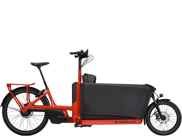 Fetch+ 4 je nákladný elektrobicykel s prepravným boxom, ktorý umožňuje prevážať naozaj veľa vecí, komunikovať s deťmi počas jazdy a dokonca dokáže plnohodnotne nahradiť auto. Vďaka výkonnému systému Bosch Smart, špičkovej ovládateľnosti a výbornej stabilite môžete naraz bezpečne prevážať až päť detí (maximálna nosnosť prepravného boxu je 80 kg). Tento bicykel bude rásť spolu s vašou rodinou. Ponúka viacero možností konfigurácie na prevážanie vášho najcennejšieho nákladu, z ktorých si môžete vybrať tú, ktorá najlepšie zodpovedá meniacim sa potrebám vašej rodiny.